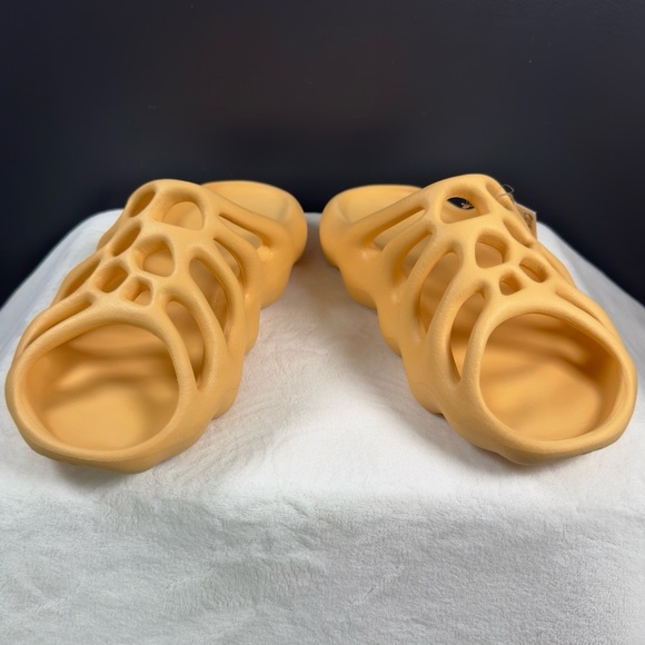 Yeezy 450 Slide ‘Cream’ | Size 12 | VNDS - Picture 2 of 13